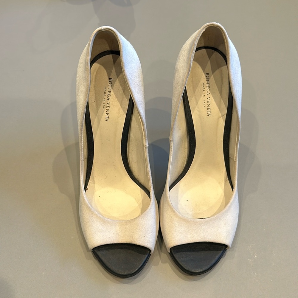 White suede Bottega Venetta heeled pumps